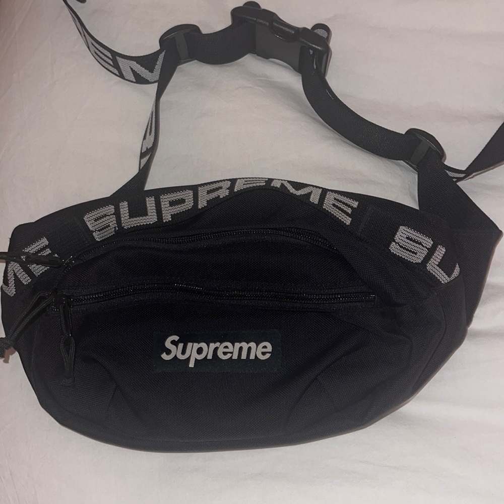 Authentic SUPREME Fanny pack! Worn once, highly recommend for traveling!